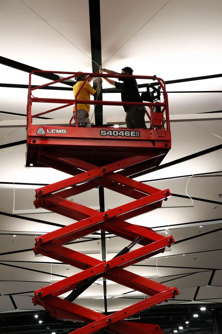 Plataforma de tijera LGMG S4046E II con dos técnicos trabajando en el techo
